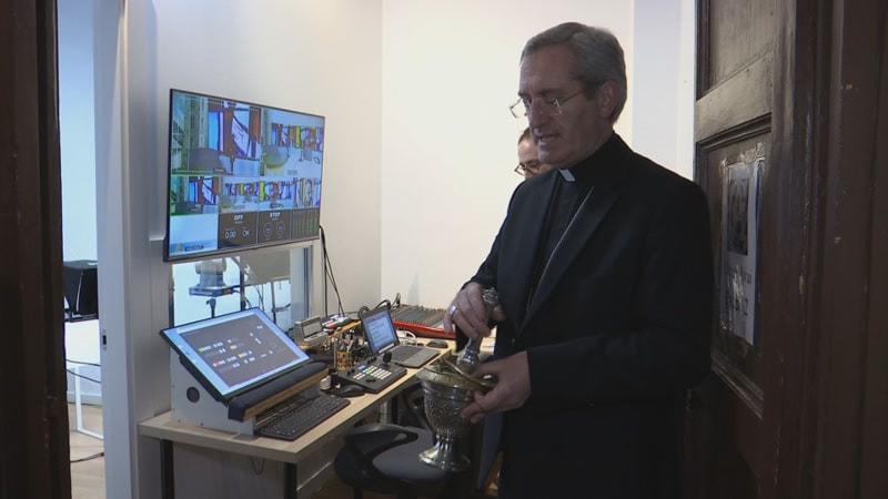 El bisbe auxiliar de Barcelona beneix els nous estudis HD del programa &#39;Creure Avui&#39;