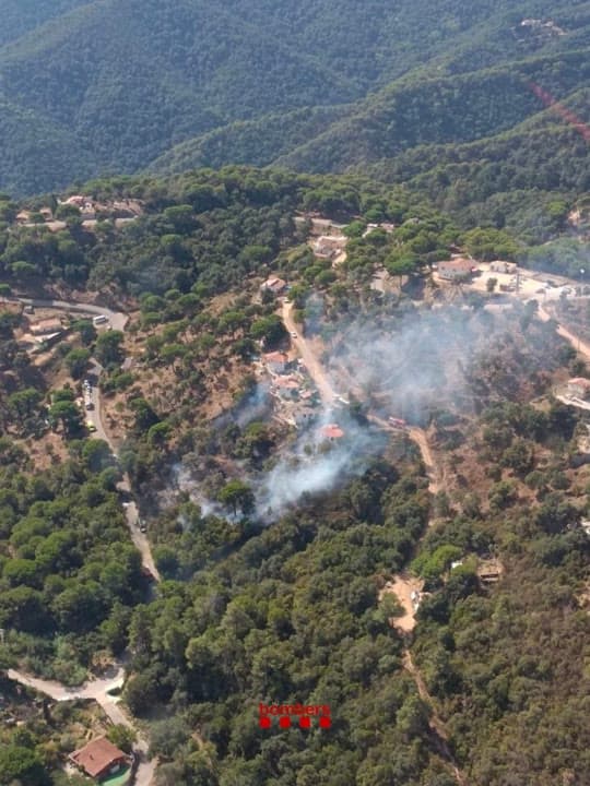 Controlat l’incendi de Tordera que ha deixat una ferida lleu i ha fet confinar dues urbanitzacions