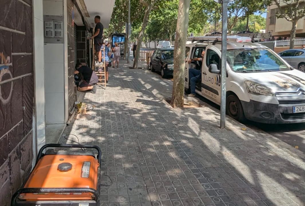 Primers treballs perquè el bloc de pisos sense llum de Mataró recuperi l'electricitat