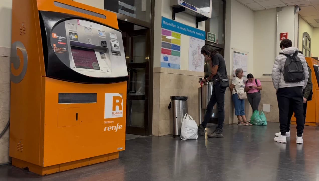 Indignació i incertesa a l'estació de Renfe enmig de la tempesta