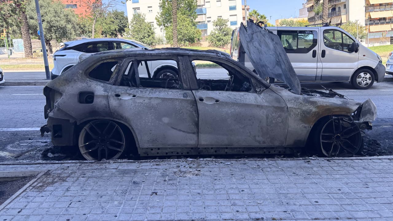 Un cotxe s’incendia a la Via Europa 