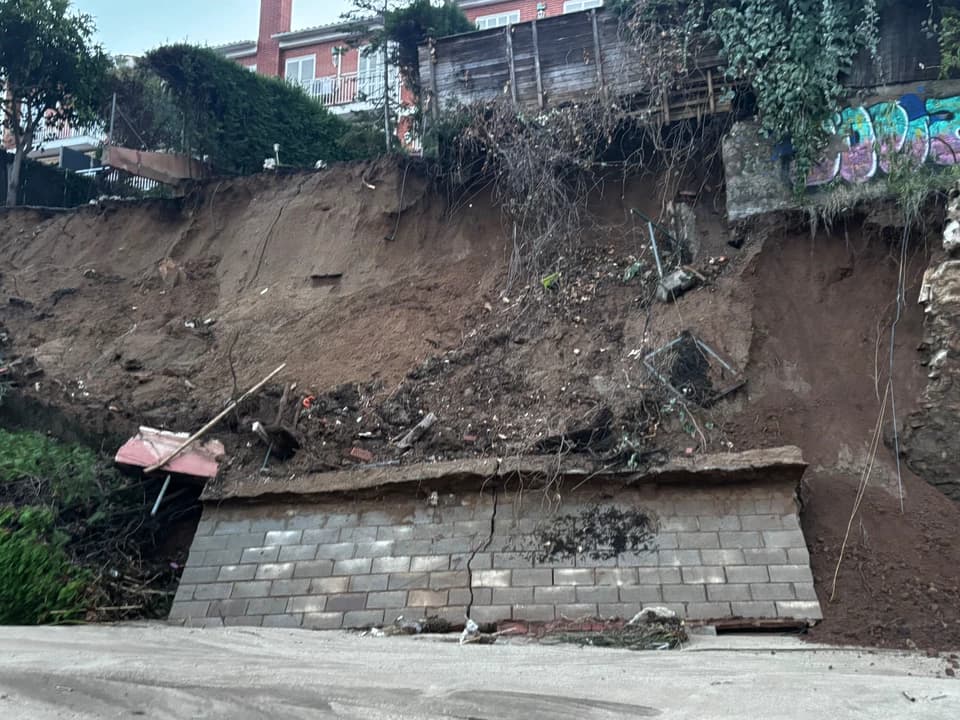 Jardins penjats al buit i una casa desallotjada: veïns alerten del greu deteriorament del mur d’una riera al Masnou