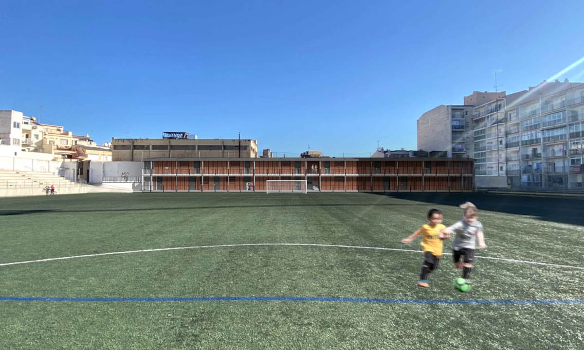Els futurs vestidors prefabricats del Centenari esperen qui els ha de construir