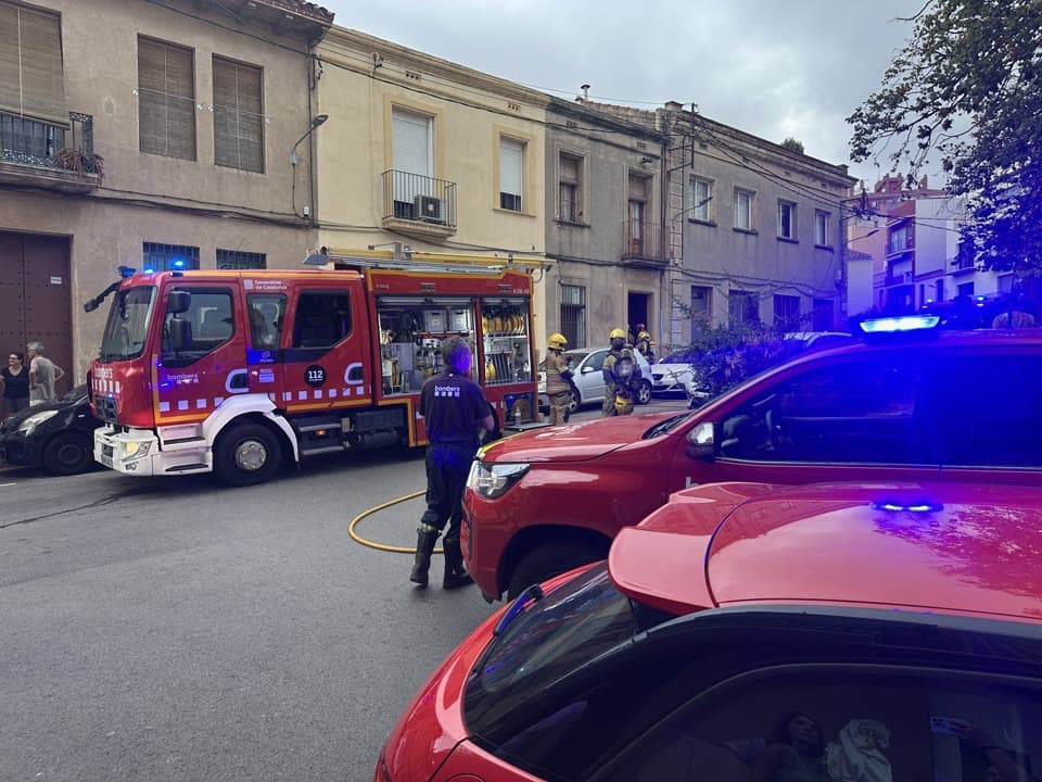 Incendi sense ferits als baixos d’un pis del centre