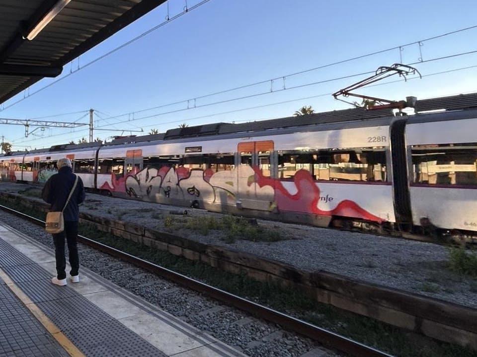 Retards a l’R1 per un robatori de coure entre Badalona i El Clot