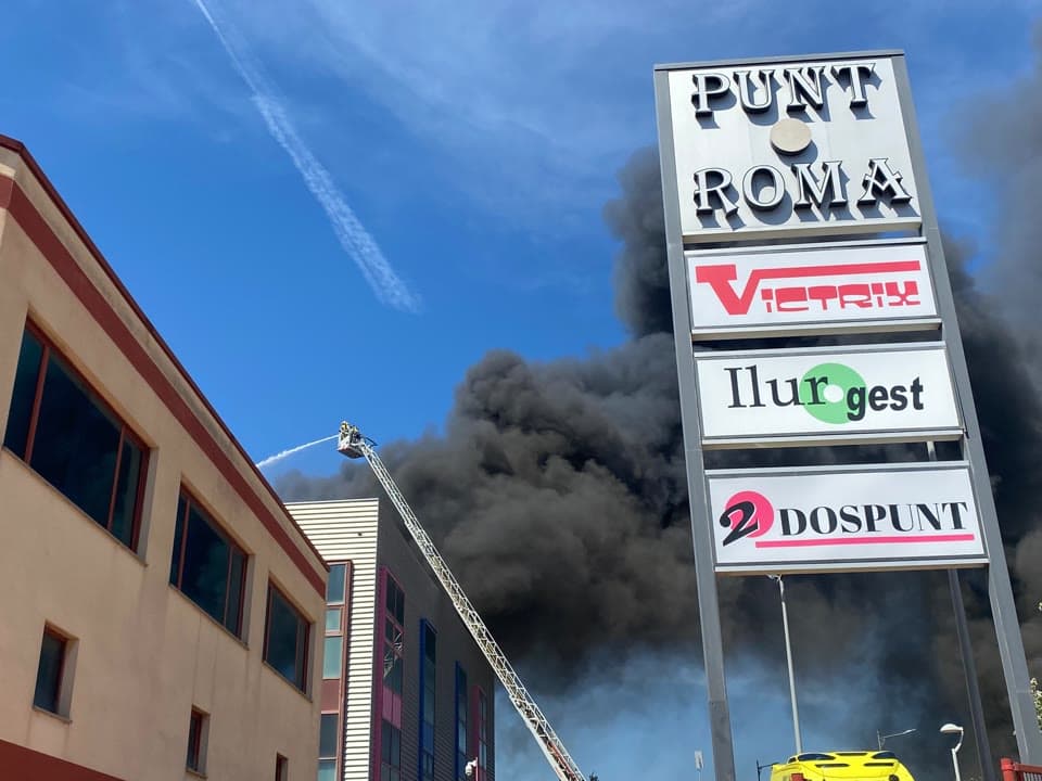 Incendi a una nau de l'empresa Punt Roma al Polígon de les Hortes de Mataró