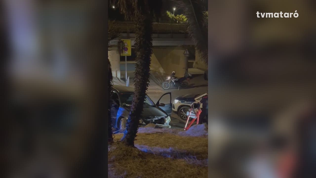 Perd el control del cotxe i s’estampa contra una barrera del passeig Marítim