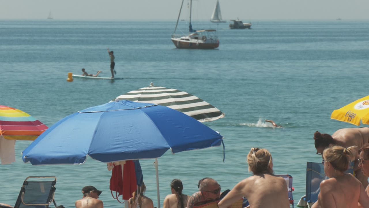 La calor, les pantalles i la convivència: els factors de l’estiu que poden afectar la salut mental