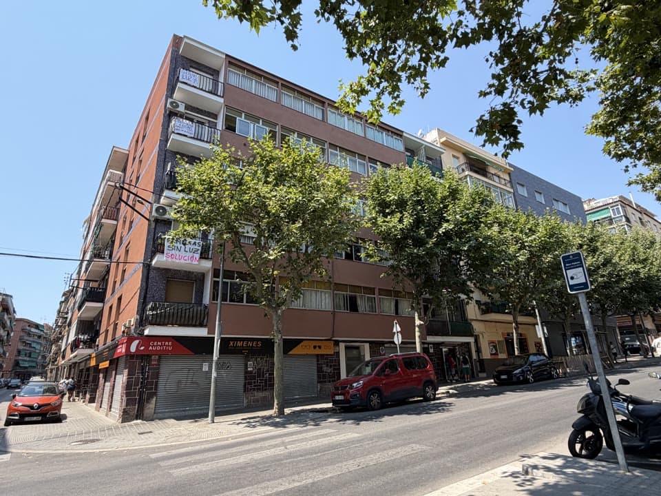 Un bloc de pisos de Mataró amb 26 famílies, sense llum des de fa més d'una setmana 