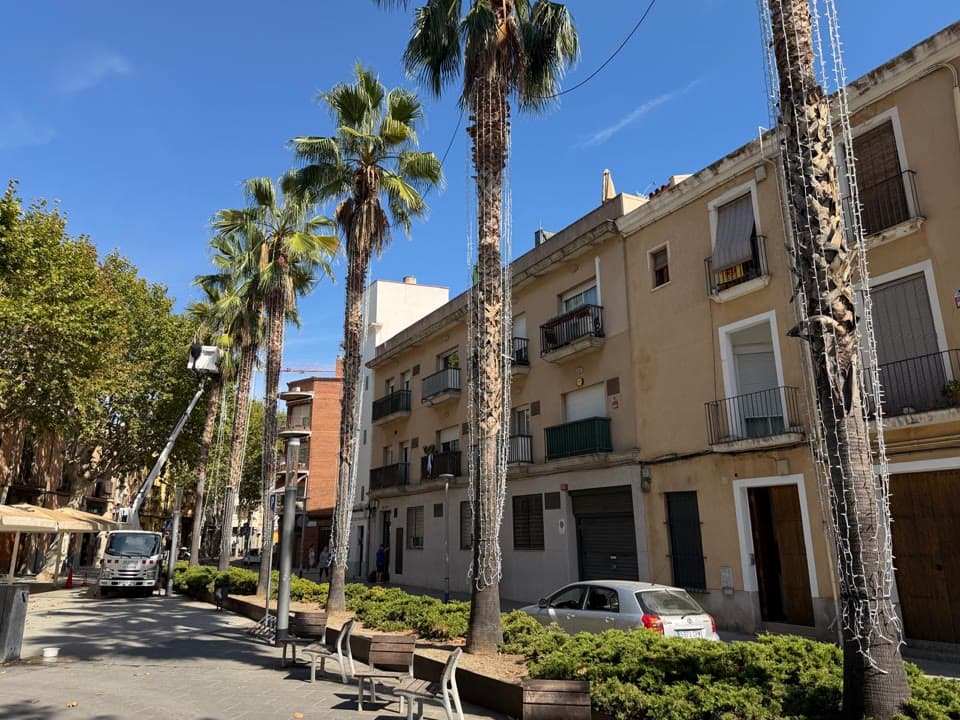 Mataró comença a penjar llums de Nadal