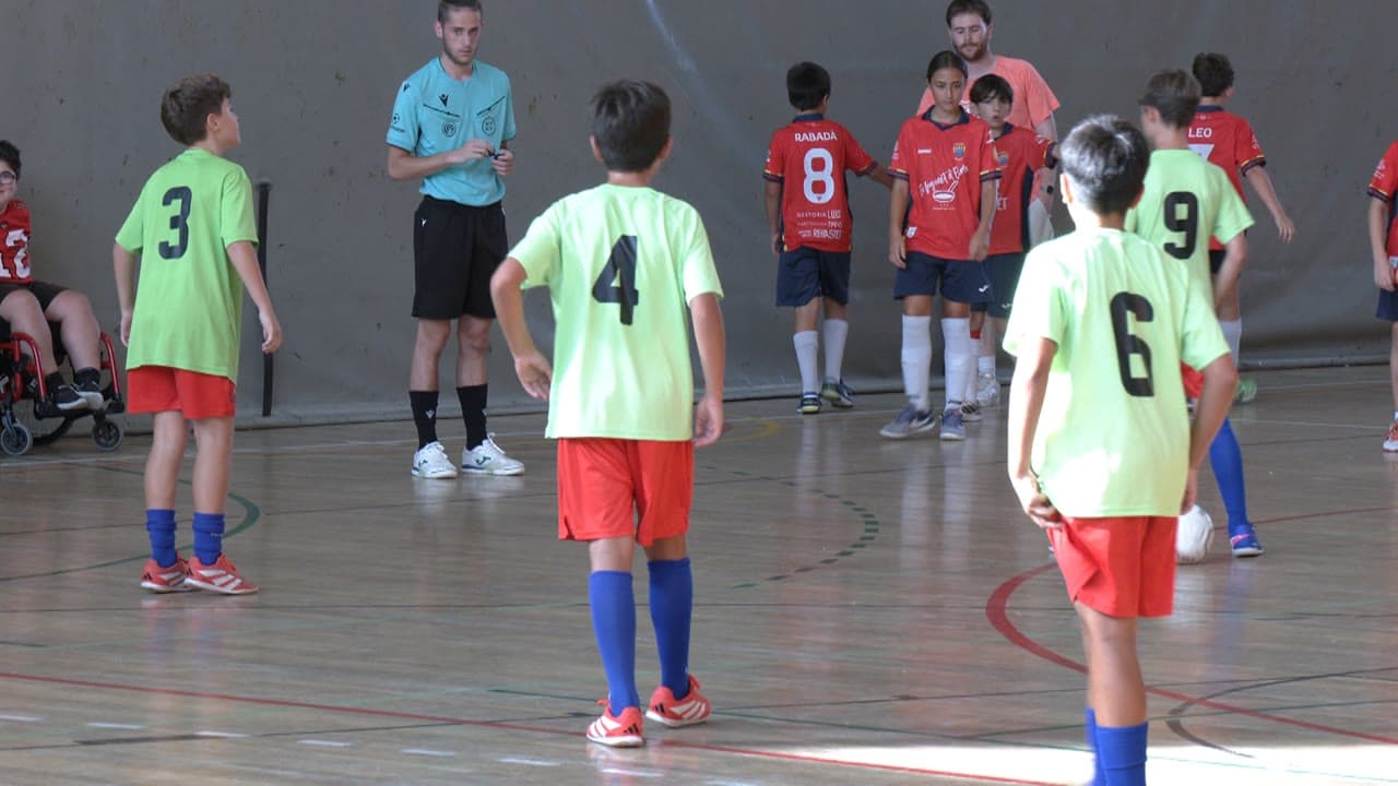 El campionat de futsal que és el centre neuràlgic dels joves durant Les Santes