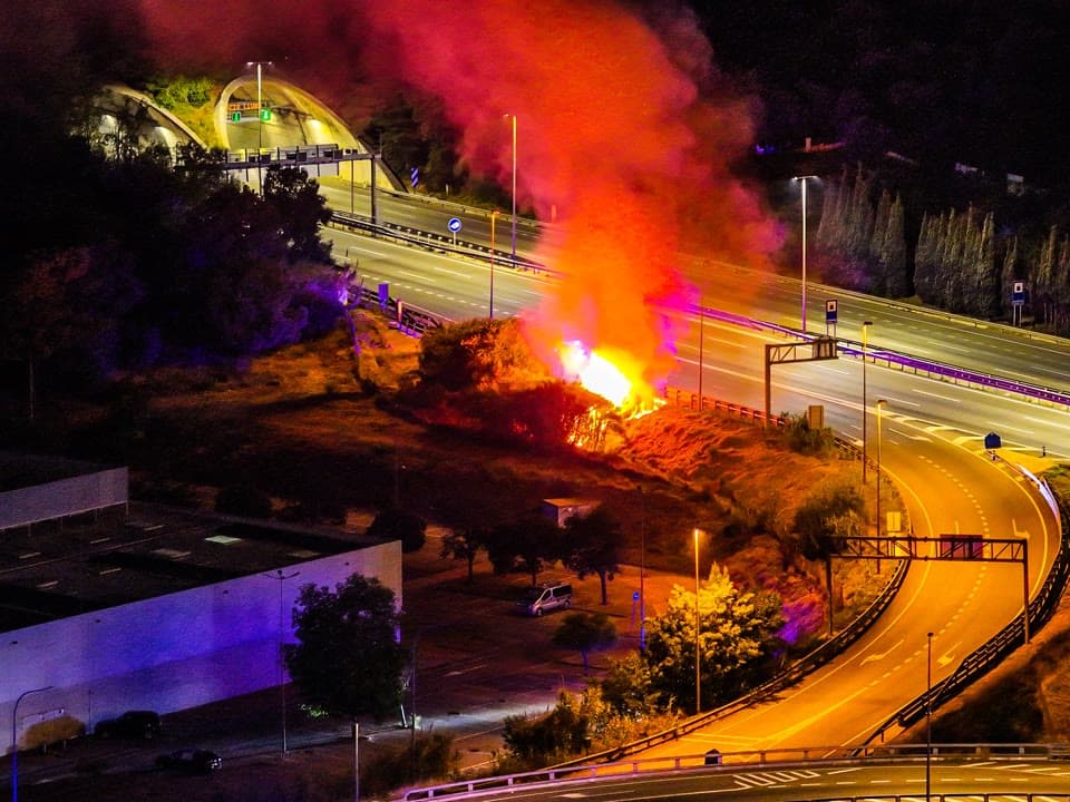 Detingut a Mataró un piròman després de provocar tres focus d'incendi a tocar de la C-32