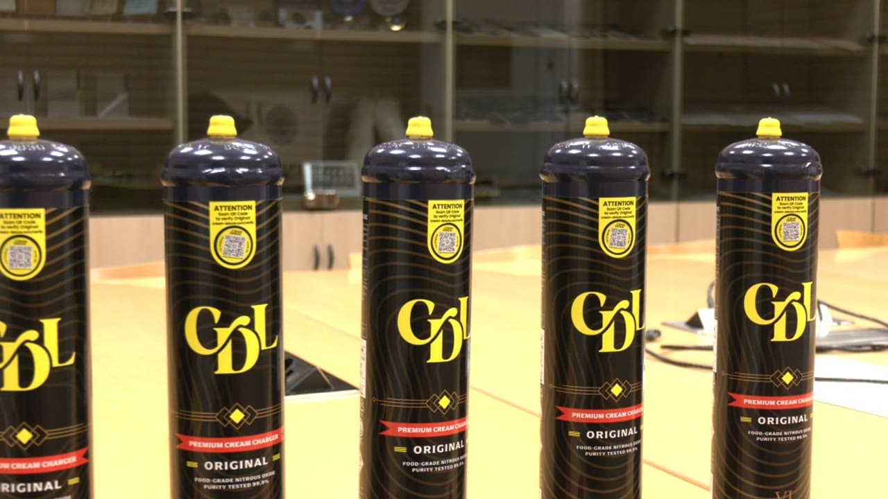 Denunciat un conductor que duia 20 ampolles de gas del riure al cotxe