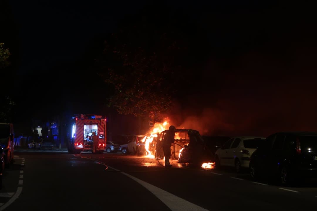 Diversos vehicles cremen a Rocafonda i el foc arriba a la riera de Sant Simó