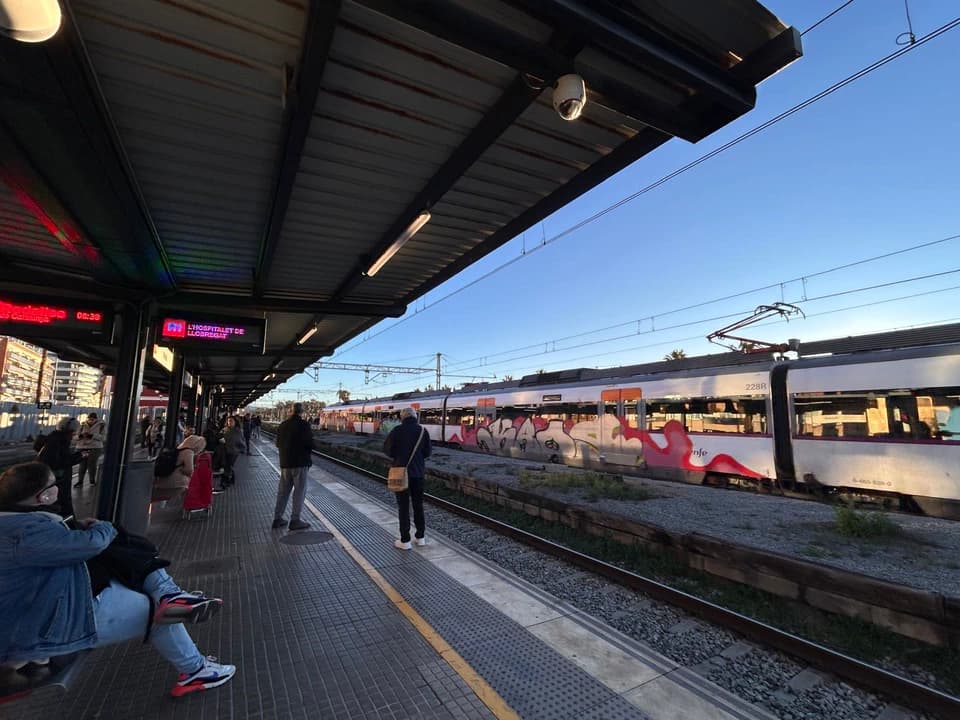 Caos a Rodalies i col·lapse dels autobusos i a la carretera