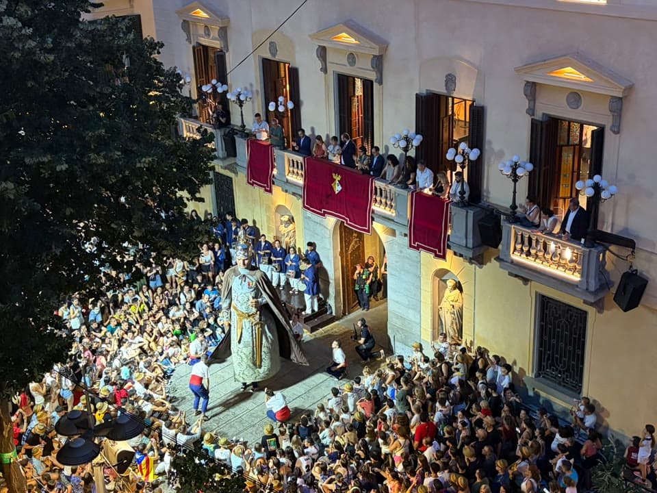 L’alcalde anuncia vestits nous per a la Família Robafaves de cara a l’any que ve