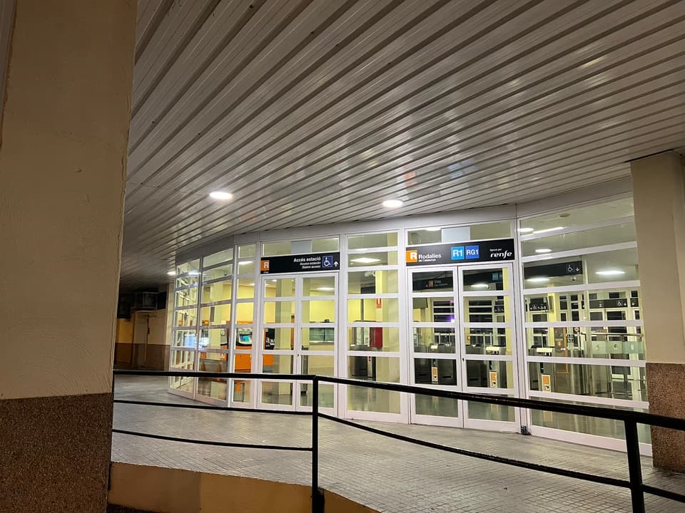 Rodalies suspèn tot el servei de l’R1 pel temporal