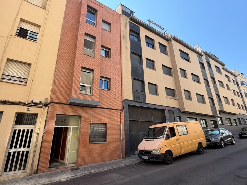 Veïns d’un bloc de l’Havana de Mataró denuncien inseguretat per una ocupació