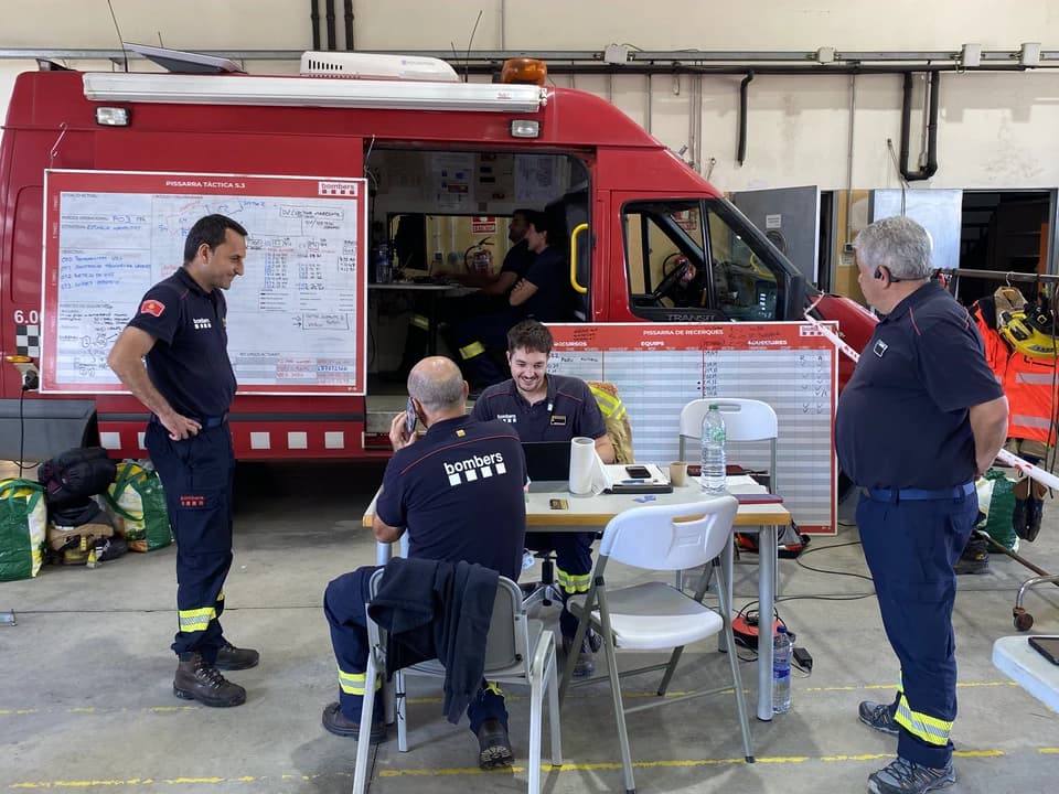 Bombers de tot Catalunya s'instal·len a Pineda per reforçar la resposta contra les pluges